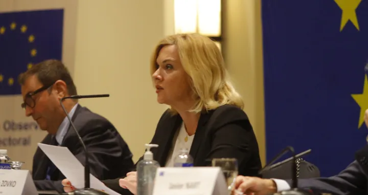 epa09612971 The head of the Electoral Observation Mission of the European Union (EOM-EU), Zeljana Zovko (C), speaks during a press conference in Tegucigalpa, Honduras, 30 November 2021. The EU Electoral Observation Mission in Honduras presented its report on the development of the presidential elections in that country, a vote that its boss, the Croatian MEP Zeljiana Zovko, described in previous days as 'calm and with high participation'. EPA/Gustavo Amador/Gustavo Amador