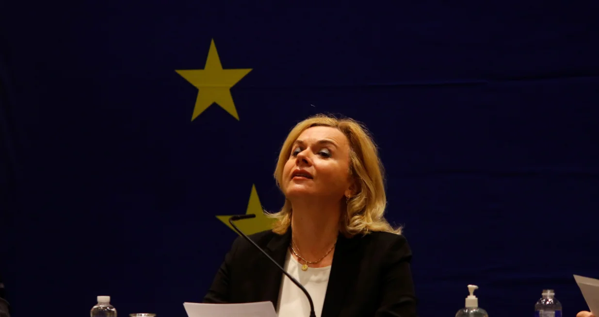 epa09612969 The head of the Electoral Observation Mission of the European Union (EOM-EU), Zeljana Zovko (C), takes part in a press conference in Tegucigalpa, Honduras, 30 November 2021. The EU Electoral Observation Mission in Honduras presented its report on the development of the presidential elections in that country, a vote that its boss, the Croatian MEP Zeljiana Zovko, described in previous days as 'calm and with high participation'. EPA/Gustavo Amador/Gustavo Amador