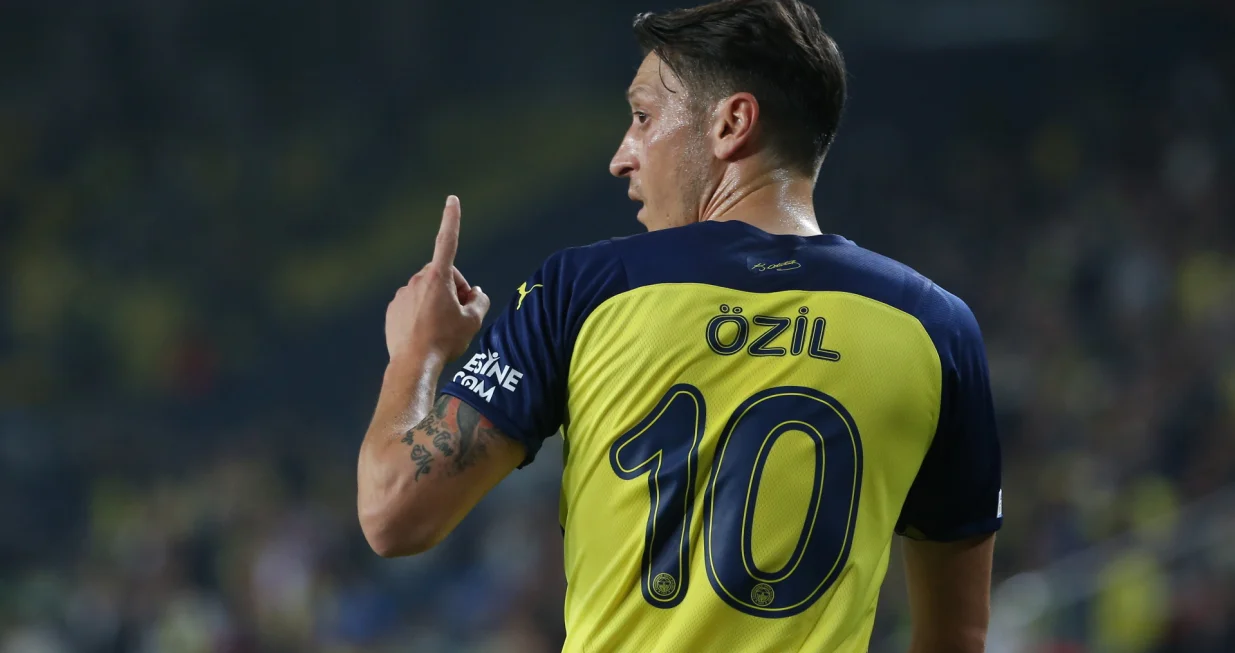 epa09536797 Fenerbahce's Mesut Ozil reacts during the UEFA Europa League group D match between Fenerbahce and Antwerp in Istanbul, Turkey, 21 October 2021. EPA/ERDEM SAHIN