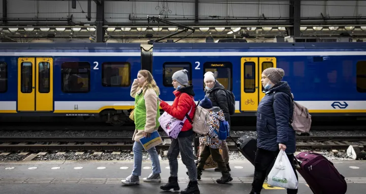epa09857061 Ukrainian war refugees arrive by train from Berlin at Amsterdam Central Station, Amsterdam, The Netherlands, where the first reception and registration of the refugees takes place, 28 March 2022. EPA/RAMON VAN FLYMEN/Ramon Van Flymen