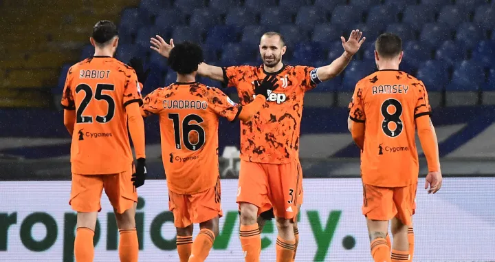 epa08976131 Juventus' players (L-R) Adrien Rabiot, Juan Cuadrado, Giorgio Chiellini and Aaron Ramsey celebrate at the end of the Italian Serie A soccer match between UC Sampdoria and Juventus Fc at the Luigi Ferraris stadium in Genoa, Italy, 30 January 2021. EPA/LUCA ZENNARO