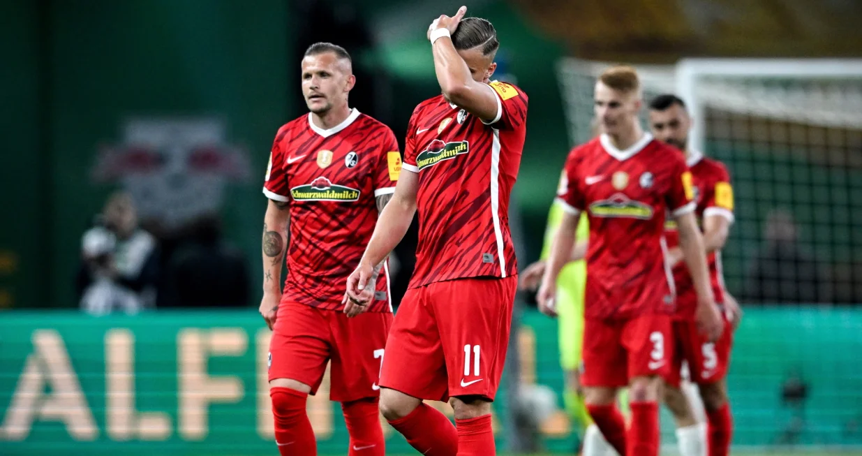 epa09964256 Freiburg's Ermedin Demirovic (C) and his teammates react during the German DFB Cup final match between SC Freiburg and RB Leipzig in Berlin, Germany, 21 May 2022. EPA/FILIP SINGER CONDITIONS - ATTENTION: The DFB regulations prohibit any use of photographs as image sequences and/or quasi-video.