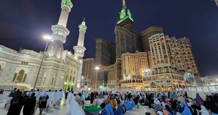 U tornju visine 601 metar, nalazi se hotel s pet zvjezdica/AA/