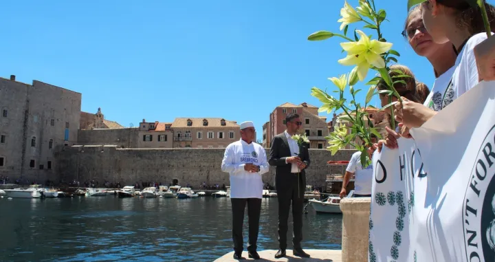 Mimohod sjećanja u Dubrovniku, ljiljani, 27. godi&scaron;njica genocida u Srebrenici, genocid, Srebrenica, organizatori: Vijeće bo&scaron;njačke nacionalne manjine dubrovačko-neretvanske županije i Vijeće bo&scaron;njačke nacionalne manjine Grada Dubrovnika/Facebook