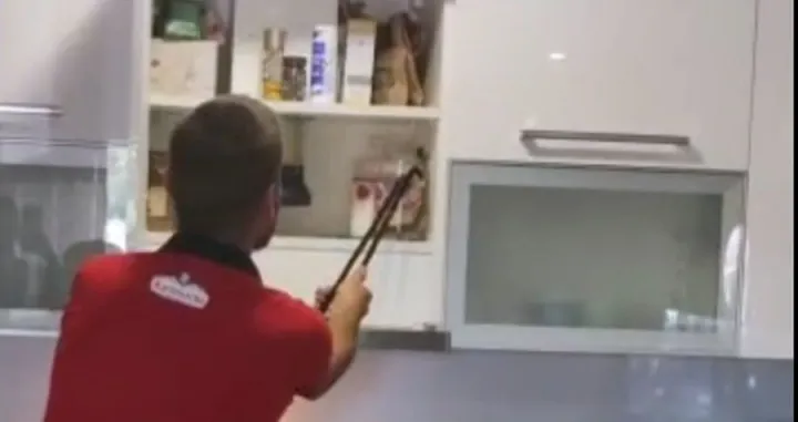 Uvuka se kroz dimnjak/