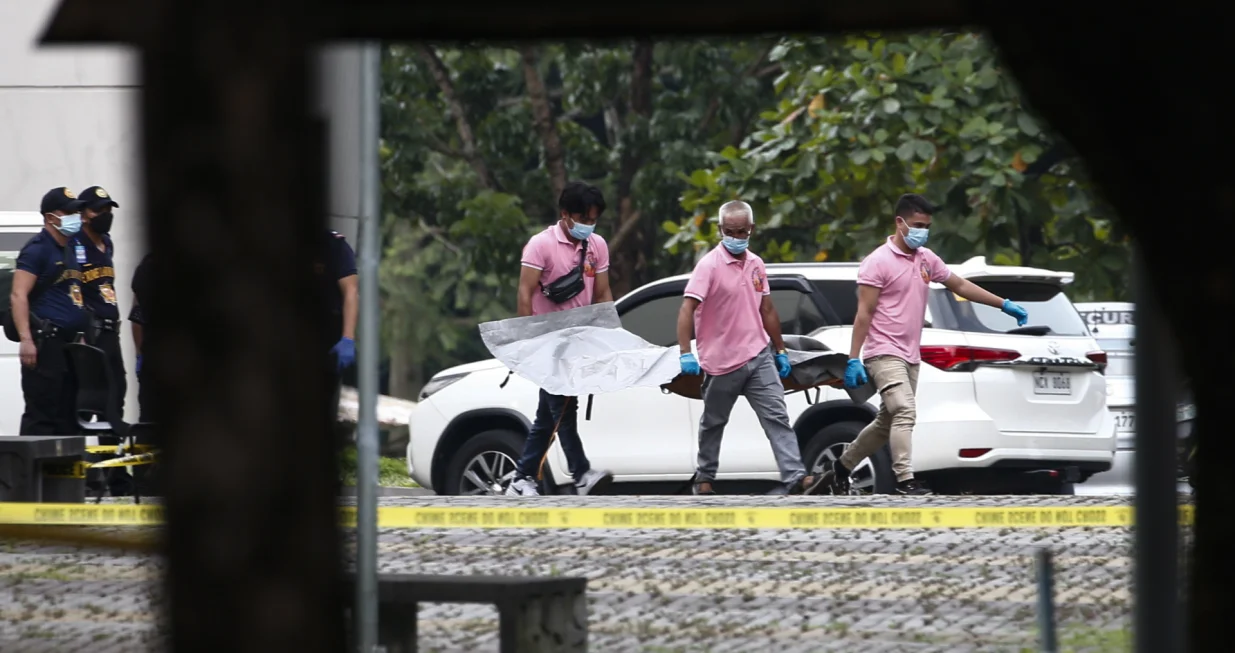 epa10089475 Funeral workers carry the body of a shooting victim at a university in Quezon City, Metro Manila, Philippines, 24 July 2022. Three people were killed and one other sustained injuries from a shooting incident as a law school commencement ceremony was scheduled to be held at the Ateneo de Manila University in Quezon City. Police investigators continue to determine motives for the shooting following the arrest of a suspect in the incident. EPA/ROLEX DELA PENA/Rolex Dela Pena