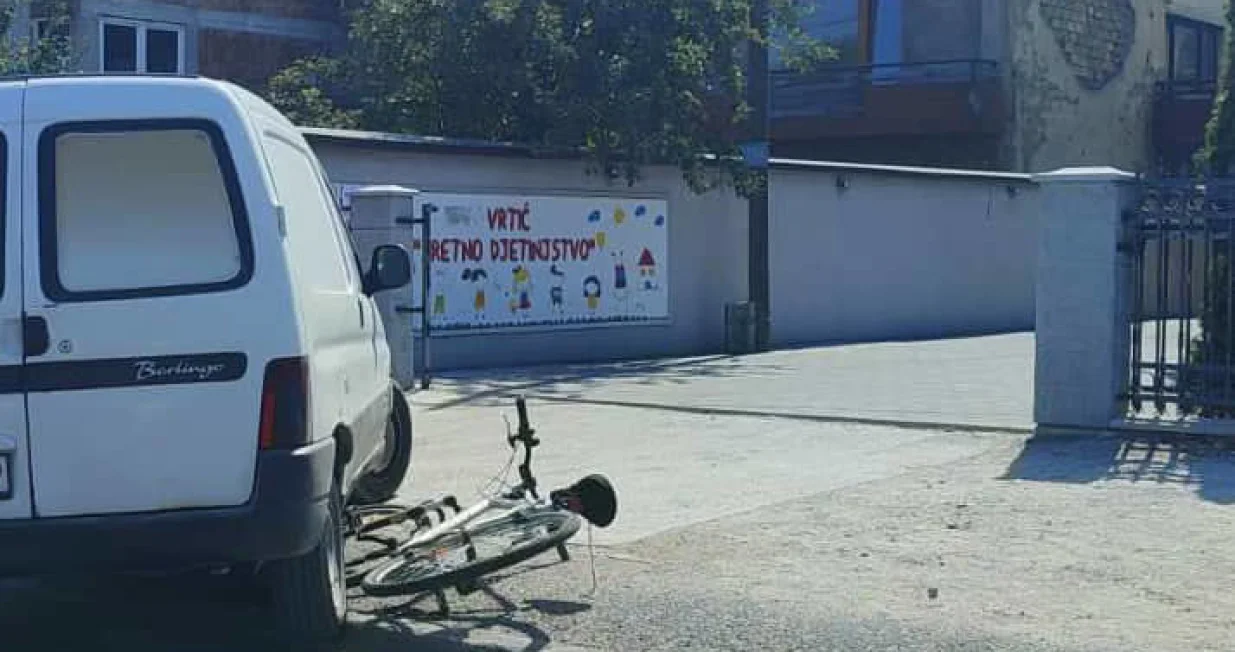 Nesreća, u kojoj je automobil udario biciklistu, se desila na raskrsnici u blizini vrtića "Sretno djetinjstvo"/Oslobođenje<br><br>/