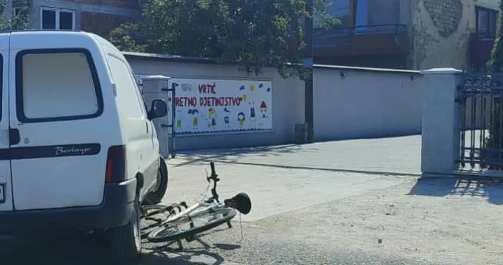 Nesreća, u kojoj je automobil udario biciklistu, se desila na raskrsnici u blizini vrtića "Sretno djetinjstvo"/Oslobođenje<br><br>/
