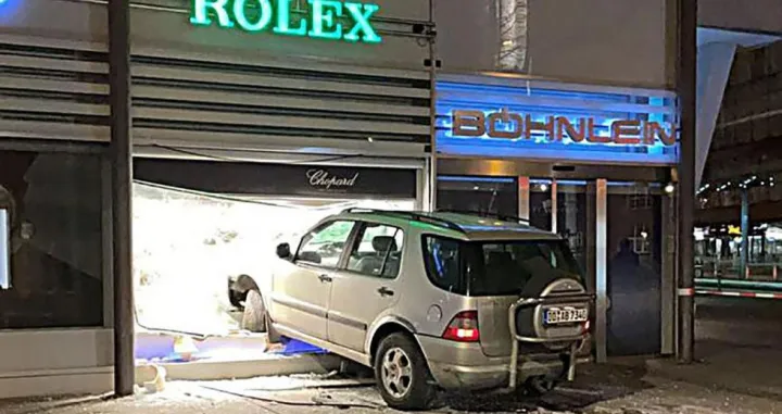 Džip zaglavljen u izlogu/Radiodresen.de/