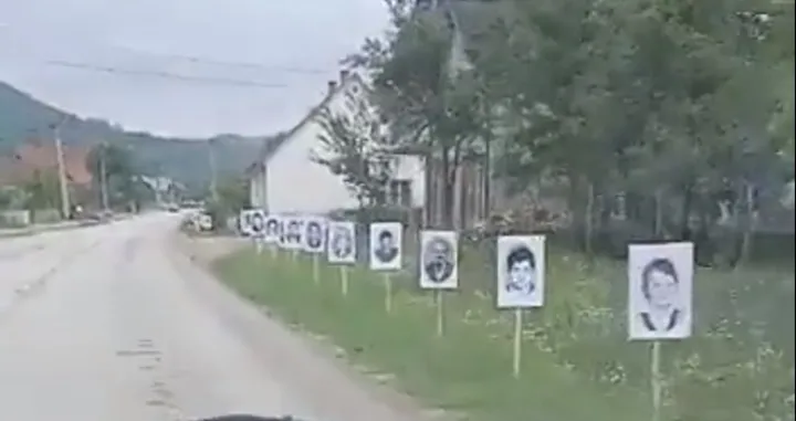 Uoči obilježavanja godišnjice genocida u Srebrenici pored puta koji vodi prema Potočarima izložene fotografije stradalih pripadnika Vojske RS<br>screenshot/