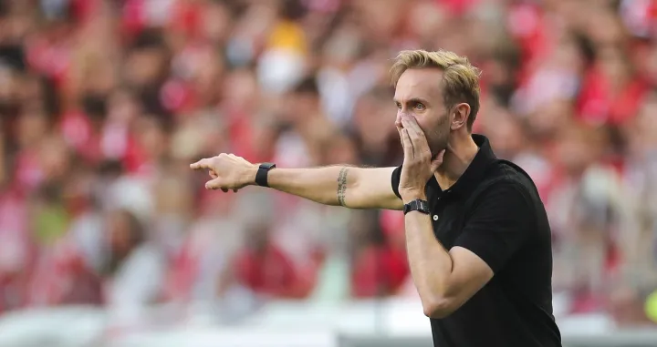 epa10103052 Midtjylland head coach Henrik Jensen reacts during the UEFA Champions League qualifying match between SL Benfica and FC Midtjylland held at Luz stadium in Lisbon, Portugal, 02 August 2022. EPA/MIGUEL A. LOPES