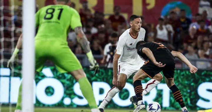 epa10111086 Roma's Nemanja Matic (C) in action during the friendly soccer match AS Roma vs FK Shakhtar Donetsk at Olimpico stadium in Rome, Italy, 07 August 2022. EPA/ANGELO CARCONI