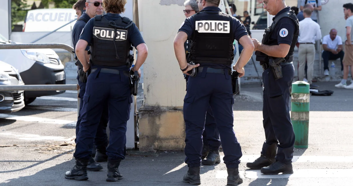 epa10104410 French police officers secure the entrance of the Eurenco gunpowder factory in Bergerac, southwestern France, 03 August 2022. An explosion in the factory classified as 'Seveso' on 03 August was followed by a fire, and eight people were injured, a press release from the Prefecture said. EPA/CAROLINE BLUMBERG/Caroline Blumberg