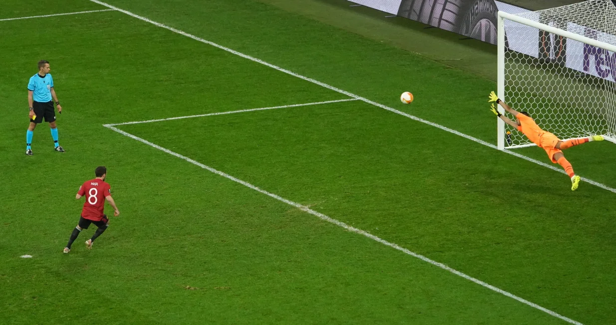 epa09230237 Juan Mata (2-L) of Manchester United scores during the penalty shootout of the UEFA Europa League final soccer match between Villarreal CF and Manchester United in Gdansk, Poland, 26 May 2021. EPA/Aleksandra Szmigiel/POOL