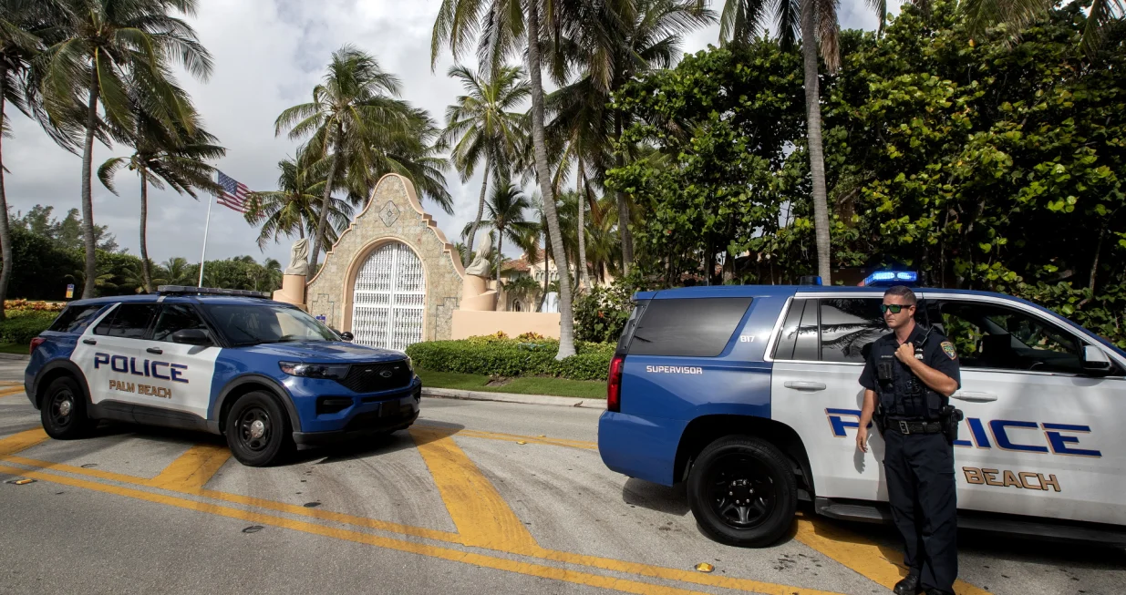 epa10112628 Authorities stand outside Mar-a-Lago, the residence of former president Donald Trump, amid reports of the FBI executing a search warrant as a part of a document investigation, in Palm Beach, Florida, USA, 09 August 2022. EPA/CRISTOBAL HERRERA-ULASHKEVICH/Cristobal Herrera-ulashkevich
