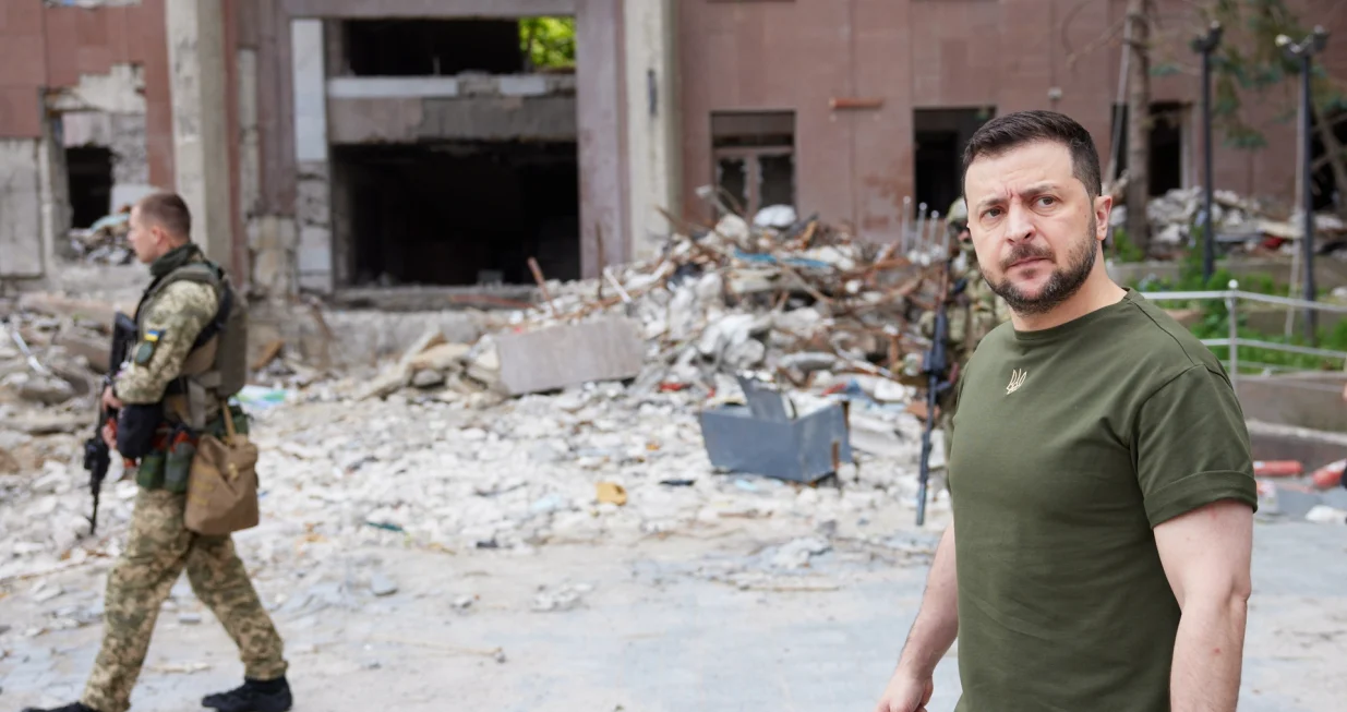 epa10019920 A handout photo made available by the Ukrainian Presidential Press Service shows Ukrainian President Volodymyr Zelensky during a working visit to the Black Sea port city of Mykolaiv, southern Ukraine, 18 June 2022. During his visit to the Mykolaiv region, President Zelenskyy held a meeting concerning the current situation in the region, the presidential office said in a statement. He met with representatives of the regional military command to discuss the situation on the 'war zone on land and in the Black Sea.' EPA/UKRAINIAN PRESIDENTIAL PRESS SERVICE HANDOUT -- MANDATORY CREDIT: UKRAINIAN PRESIDENTIAL PRESS SERVICE -- HANDOUT EDITORIAL USE ONLY/NO SALES/Ukrainian Presidential Press Service Handout