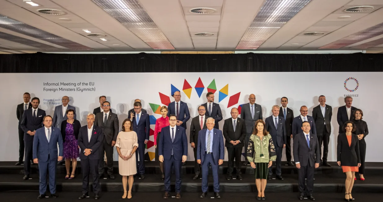 epa10149366 Participants pose for the family photo at the European Foreign Ministerial Meeting in Prague, Czech Republic, 31 August 2022. EPA/MARTIN DIVISEK/Martin Divisek