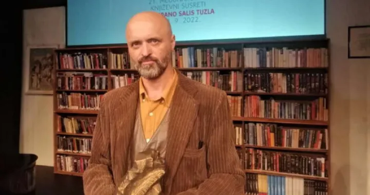 damir karakaš sa nagradom meša selimović za roman okretište/