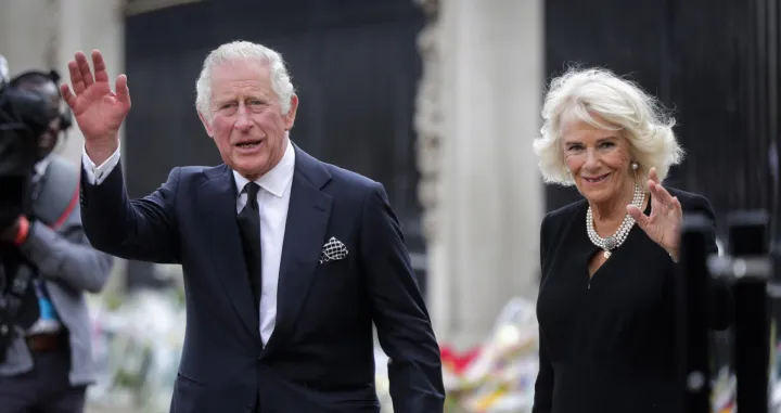 epa10173573 Britain's King Charles III (L) and Camilla, the Queen Consort, look at the floral tributes left outside Buckingham Palace in London, Britain, 09 September 2022. Britain's Queen Elizabeth II died at her Scottish estate, Balmoral Castle, on 08 September 2022. The Prince of Wales became King after the death of his mother and will be known as King Charles III. EPA/OLIVIER HOSLET/Olivier Hoslet
