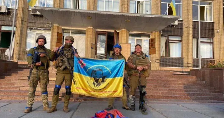 Ukrajinski oslobodioci ispred administrativnog centra u Kupjansku/Twitter/