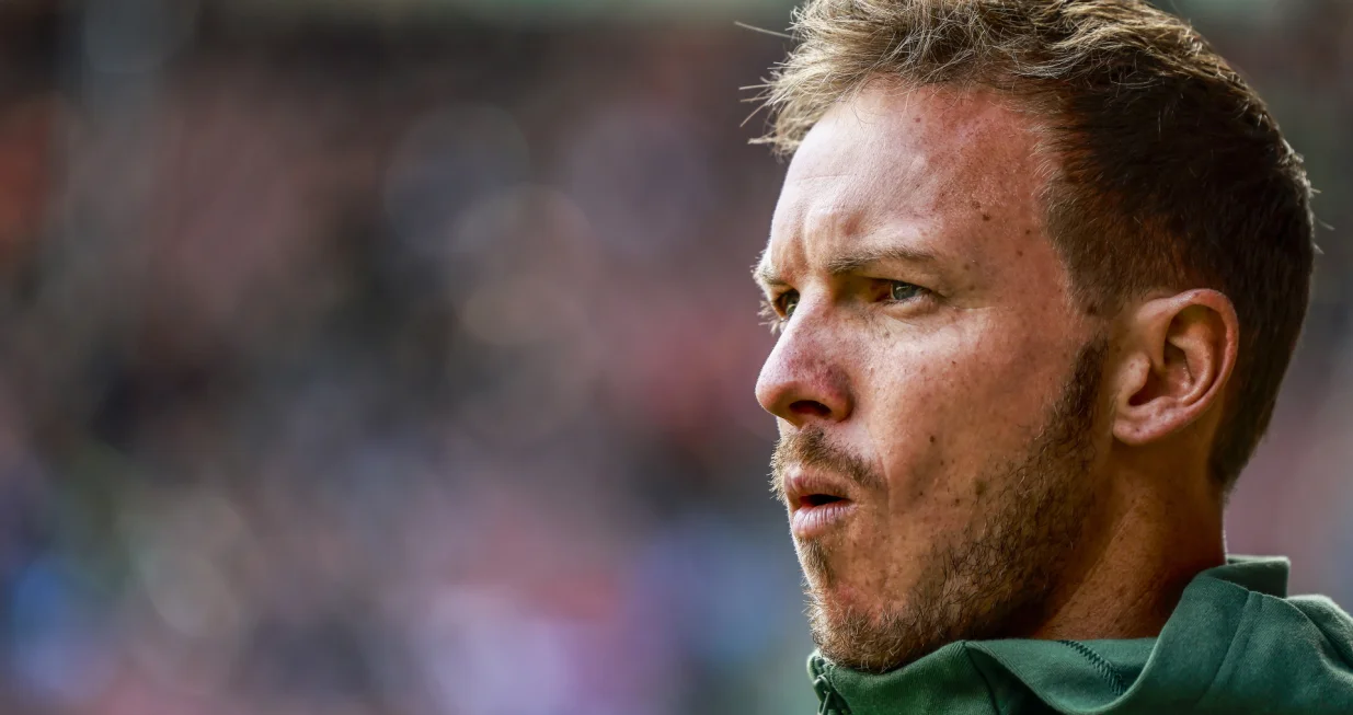 epa10190189 Munich's head coach Julian Nagelsmann arrives to the pitch before the German Bundesliga soccer match between FC Augsburg and FC Bayern Munich in Augsburg, Germany, 17 September 2022. EPA/HANNIBAL HANSCHKE CONDITIONS - ATTENTION: The DFL regulations prohibit any use of photographs as image sequences and/or quasi-video.