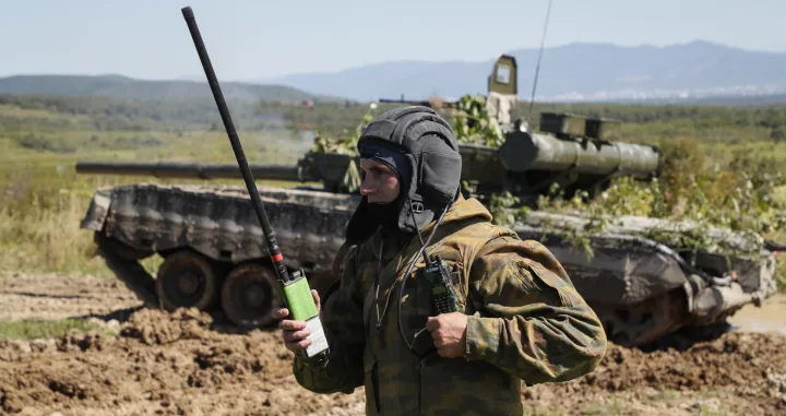 epa10158661 A Russian serviceman in front of Russian tank T-80 attends the Vostok 2022 strategic command and staff exercises at the Uspenovakyi training ground, in Yuzhno-Sakhalinsk, Russian Far East, Russia, 04 September 2022. The Vostok 2022 strategic command and staff exercises take place from 01 to 07 September 2022 and will involve over 50,000 servicemen and more than 5,000 units of weapons and military equipment. EPA/YURI KOCHETKOV/Yuri Kochetkov