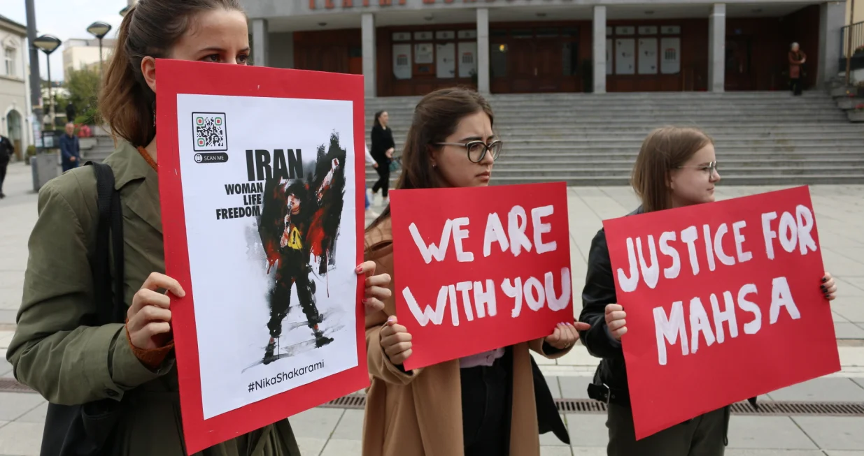 Pri&scaron;tina, Kosovo - U organizaciji Inicijative mladih za ljudska prava (YIHR) Kosovo ispred Nacionalnog pozori&scaron;ta u Pri&scaron;tini danas je održan simboličan skup pod motom "Žena, život, sloboda" u znak podr&scaron;ke i solidarnosti sa ženama u Iranu (Erkin Ke&ccedil;i - Anadolu Agency)/�