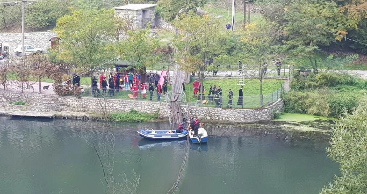 Spasioci izvlače putnike iz rijeke/RINA/