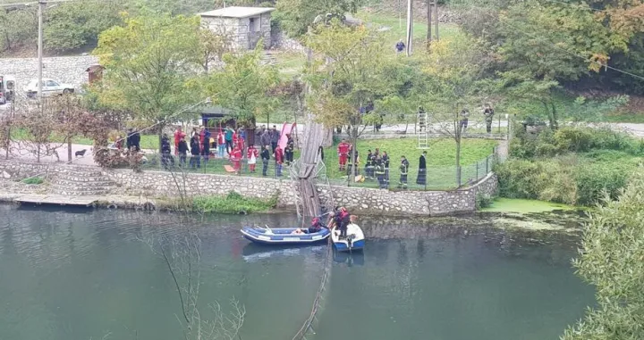 Spasioci izvlače putnike iz rijeke/RINA/