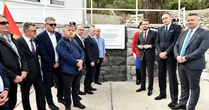 MORINJ, Crna Gora - 10. oktobar 2022: Ministri vanjskih poslova i odbrane Crne Gore i Hrvatske otkrili su danas spomen ploču na biv&scaron;em logoru Morinj u Op&scaron;tini Kotor, u kome su tokom opsade Dubrovnika, početkom devedesetih zatvarani i zlostavljani hrvatski zarobljenici (Vlada Crne Gore - Anadolu Agency)/�