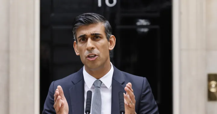 epa10264781 Britain's new Prime Minister Rishi Sunak speaks upon arrival in Downing Street, London, Britain, 25 October 2022. Sunak has taken over as Prime Minister after going to see King Charles III at Buckingham Palace. He is the youngest British prime minister in modern political history. EPA/TOLGA AKMEN/Tolga Akmen
