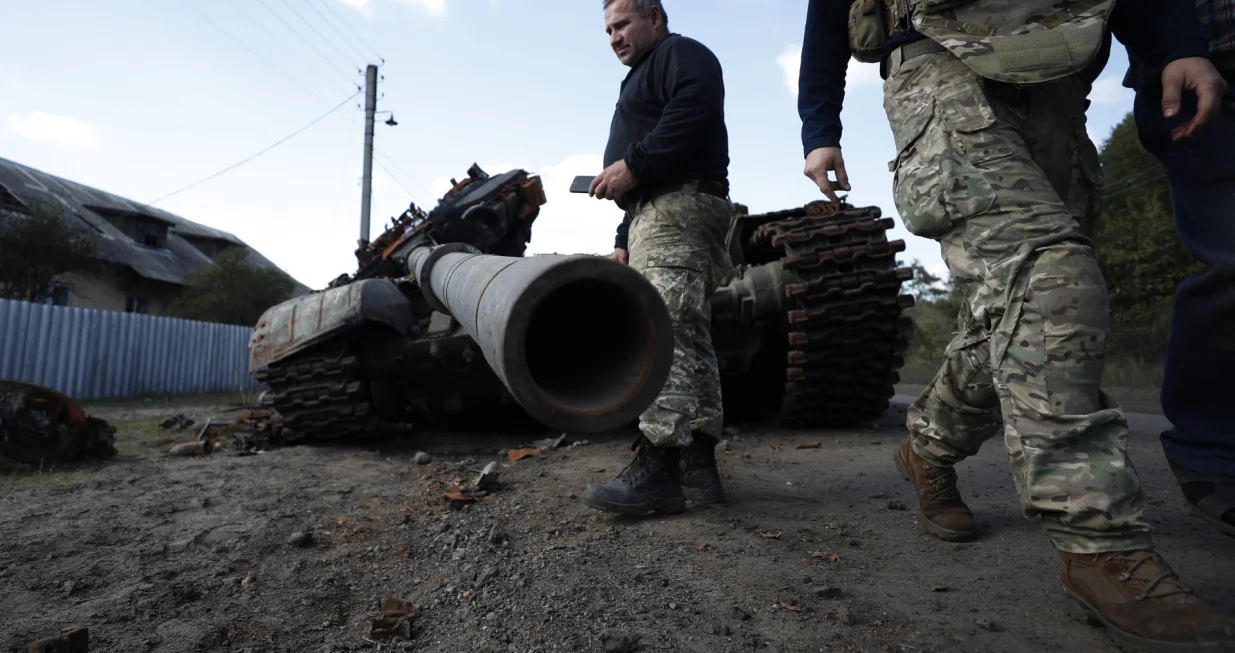 epa10229460 Ukrainian soldiers inspect a destroyed Russian armored vehicle, near the village of Pesky-Radkivski, about 150km east of Kharkiv, Ukraine, 07 October 2022. The Ukrainian army pushed Russian troops from occupied territory in the northeast of the country in a counterattack. Kharkiv and surrounding areas have been the target of heavy shelling since February 2022, when Russian troops entered Ukraine starting a conflict that has provoked destruction and a humanitarian crisis. EPA/ATEF SAFADI/Atef Safadi