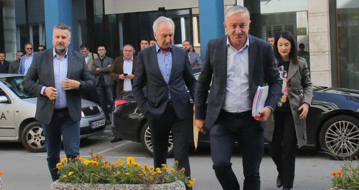 Lideri i predstavnici PDP-a, SDS-a i Liste za pravdu i red, zajedno sa zajedničkim kandidatom za predsjednika RS-a Jelenom Trivić predat će Centralnoj izbornoj komisiji BiH zahtjev za brojanje i poni&scaron;tavanje izbora za nivo predsjednika RS-a/Senad Gubelić