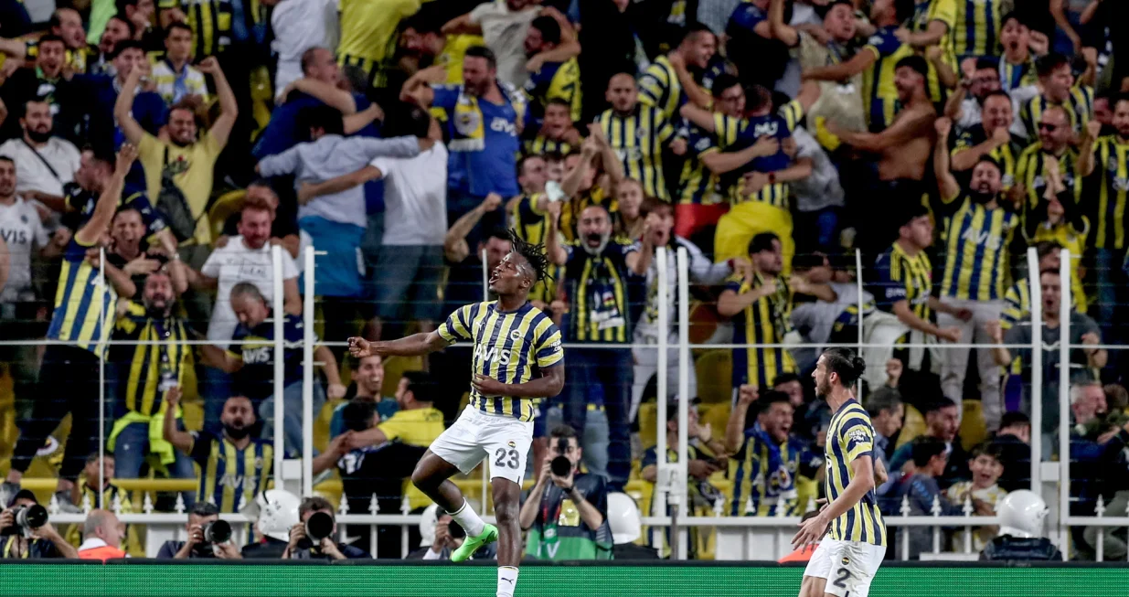 epa10170944 Michy Batshuayi (C) of Fenerbahce SK celebrates his goal during the UEFA Europa League match between Fenerbahce SK and Dynamo Kyiv in Istanbul, Turkey, 08 September 2022. EPA/SEDAT SUNA