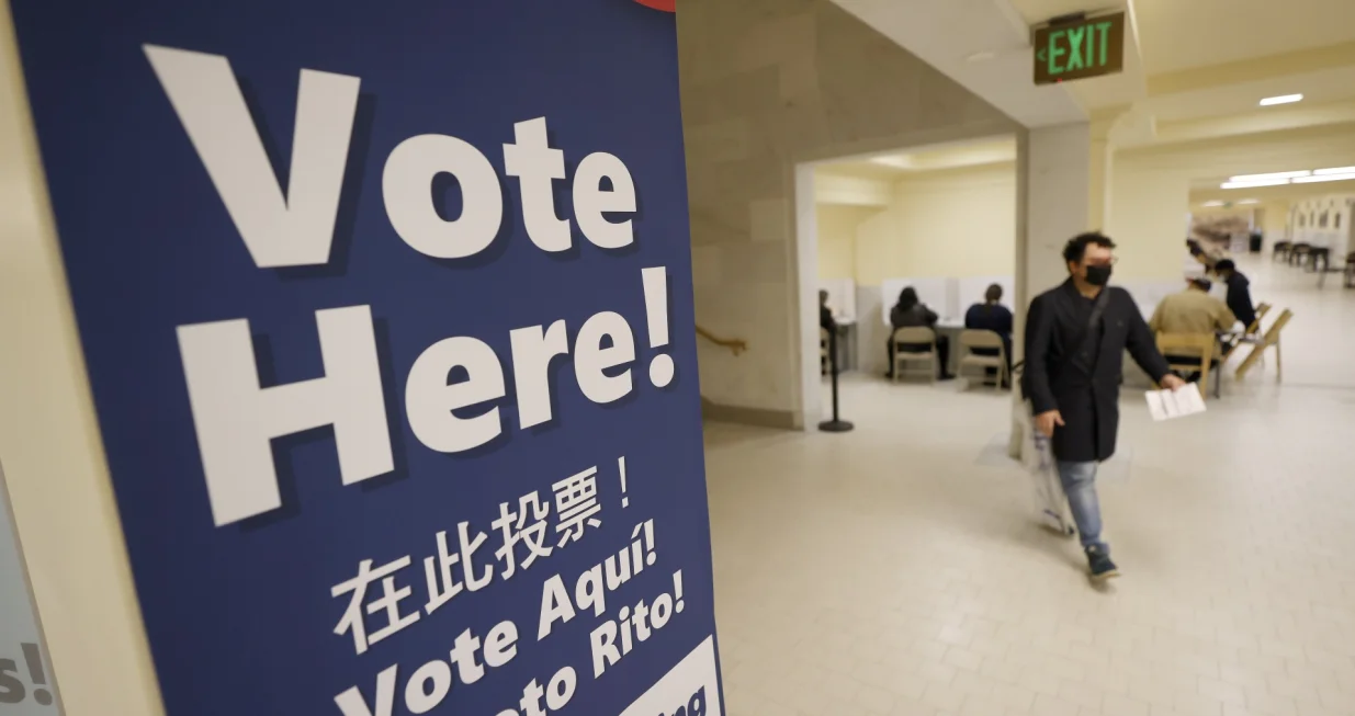 epa10295046 Voters mark their ballots at the voting center inside San Francisco City Hall in San Francisco, California, USA, 08 November 2022. The US midterm elections are held every four years at the midpoint of each presidential term and this year include elections for all 435 seats in the House of Representatives, 35 of the 100 seats in the Senate and 36 of the 50 state governors as well as numerous other local seats and ballot issues. EPA/JOHN G. MABANGLO EPA-EFE/JOHN G. MABANGLO/John G. Mabanglo