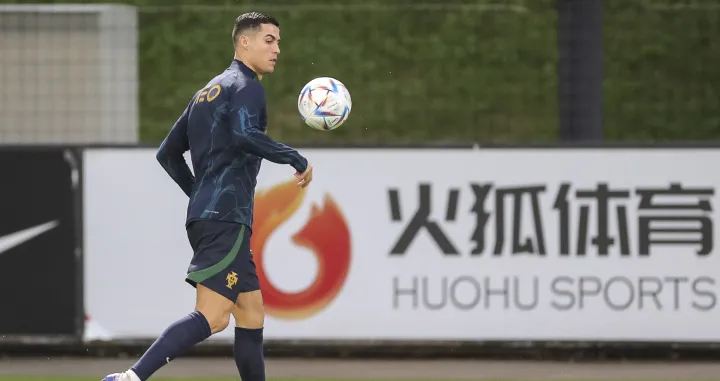 epa10305787 Portugal's Cristiano Ronaldo performs during his team's training session in preparation for the FIFA World Cup 2022 in Qatar at Cidade do Futebol in Oeiras, near Lisbon, Portugal, 14 November 2022. EPA/MIGUEL A. LOPES