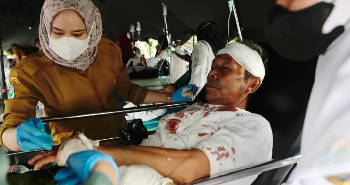 epa10317478 Rescuers helps a victim of the earthquake that hit Cianjur, Indonesia, 21 November 2022. An earthquake with a 5.6 magnitude that hit the southwest of Cianjur District, West Java Province killed at least 20 people and hundreds were injured. EPA/ADI WEDA/Adi Weda