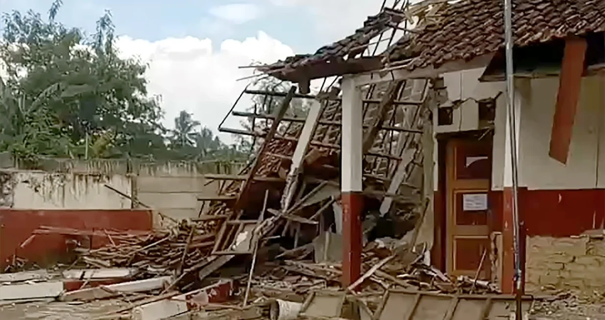 Snažan zemljotres pogodio je Cianjur na Zapadnoj Javi danas u 13.21 sati po lokalnom vremenu. Osjetio se u glavnom gradu Jakarti i drugim regijama, uključujući Rancaekek, Južni Tangerang i Depok./Anadolija