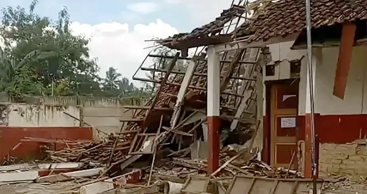 Snažan zemljotres pogodio je Cianjur na Zapadnoj Javi danas u 13.21 sati po lokalnom vremenu. Osjetio se u glavnom gradu Jakarti i drugim regijama, uključujući Rancaekek, Južni Tangerang i Depok./Anadolija