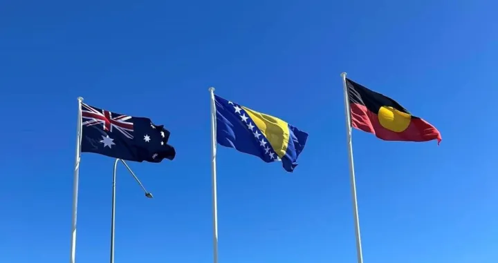 Zastave: Australija, Bosna i Hercegovine i Aboridžina/Amir &Scaron;ahinović
