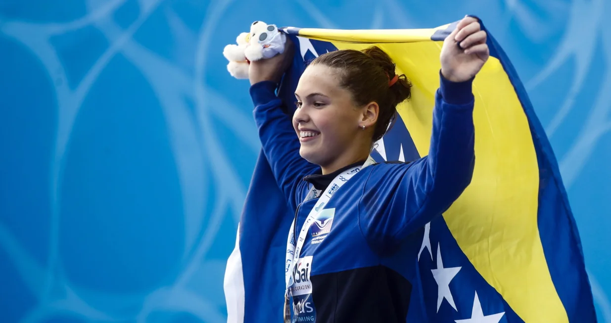 epa10126644 Gold medalist Lana Pudar of Bosnia poses on the podium after the women's 200m butterfly final at the European Aquatics Championships Rome 2022, Italy, 17 August 2022. EPA/ANGELO CARCONI/Angelo Carconi