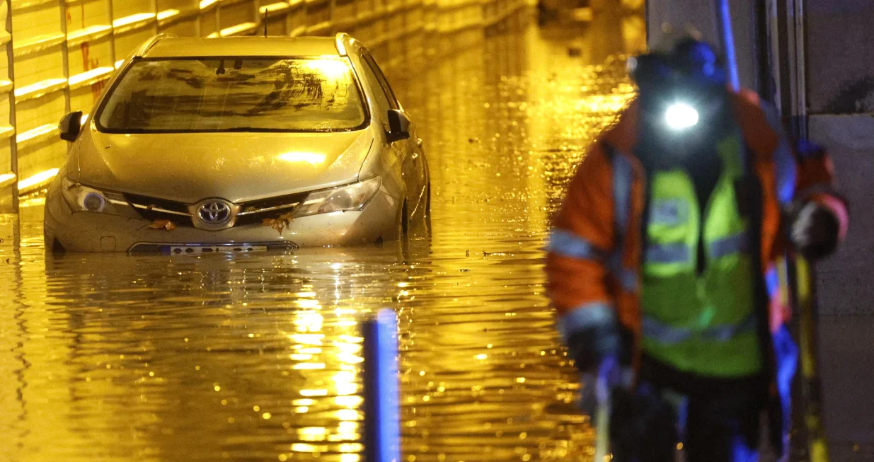 epaselect epa10354294 A car drives through a flooded street affected by heavy rains, in Lisbon, Portugal, 08 December 2022. Several tunnels and streets in Lisbon are closed to traffic today due to flooding caused by heavy rains that hit the portuguese capital. EPA/ANTONIO PEDRO SANTOS PORTUGAL OUT/Antonio Pedro Santos