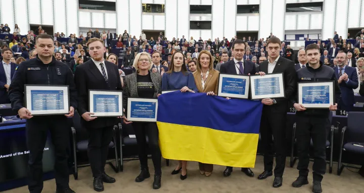 epa10365265 (L-R) A Ukrainian rescuer, Spokesperson of the Yellow Ribbon Civil Resistance Movement Yaroslav Bozhko, Founder of the medical evacuation unit Angels of Taira Yulia Paevska, Founder of the medical evacuation unit Angels of Taira Yulia Paevska, Nobel Peace Prize winner and head of Center for Civil Liberties Oleksandra Matviichuk, European Parliament President Roberta Metsola, Head of the Mission of Ukraine to the EU Vsevolod Chentsov, Mayor of Ukrainian city of Melitopol Ivan Fedorov and a Ukrainian rescuer pose for a photo during the Sakharov Prize award ceremony, at the European Parliament in Strasbourg, France, 14 December 2022. The 2022 Sakharov Prize for Freedom of Thought was awarded to the 'brave Ukrainian people'. EPA/JULIEN WARNAND/Julien Warnand
