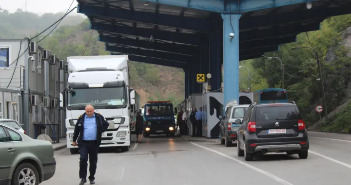 Primena sporazuma između Kosova i Srbije o ličnim dokumentima počela je da se primenjuje sinoć u ponoć, a prethodno je Srbija na svim graničnim prelazima postavila obave&scaron;tenja za putnike u kojima se navodi da "kori&scaron;ćenje ličnih karata koje izdaje Pri&scaron;tina ne znači priznanje Kosova". (Info Leader Media - Anadolu Agency)/�