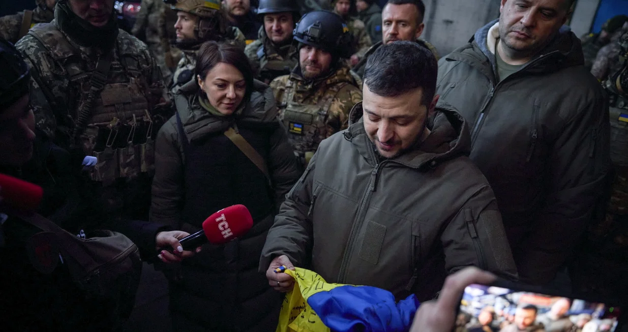 epa10374713 A handout photo made available by the Ukrainian Presidential Press Service shows Ukraine's President Volodymyr Zelensky (C) meeting with Ukrainian servicemen during his visit to Bakhmut, Donetsk region, eastern Ukraine, 20 December 2022, amid Russia's invasion. Zelensky visited the frontline city of Bakhmut where he presented state awards to Ukrainian military personnel, the Ukraine's Presidential office said in a statement. Russian troops entered Ukraine on 24 February 2022 starting a conflict that has provoked destruction and a humanitarian crisis. EPA/UKRAINIAN PRESIDENTIAL PRESS SERVICE HANDOUT -- MANDATORY CREDIT: UKRAINIAN PRESIDENTIAL PRESS SERVICE -- HANDOUT EDITORIAL USE ONLY/NO SALES/Ukrainian Presidential Press Service Handout