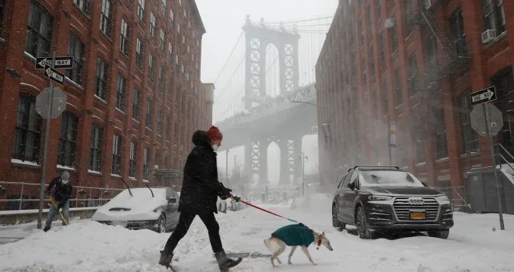 Snažna zimska oluja zahvatila je istočnu obalu Sjedinjenih Američkih Država (SAD) u subotu, a New York i New Jersey proglasili su vanredno stanje.<br><br>Snijeg je počeo u 3 sata ujutro u New Yorku, New Jerseyju i dijelovima južne Nove Engleske, a snijeg je prekrio i kultni Bruklinski most u New Yorku jedan od najstarijh visećih mostova. (Tayfun Coşkun - Anadolu Agency)/�