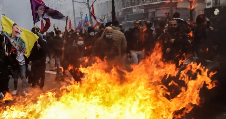 epa10377635 Members of the Kurdish community clash with Police in Paris following demonstrations against a gun attack in the capital, France, 24 December 2022. Three people were killed and others seriously injured after a gunman opened fire outside a Kurdish cultural center in central Paris on 23 December. EPA/TERESA SUAREZ/Teresa Suarez