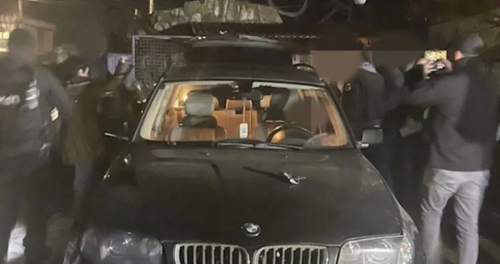 Kod osumnjičenog je nađeno deset pu&scaron;aka, snajper sa prigu&scaron;ivačem, &scaron;korpion sa prigu&scaron;ivačem, kilogram eksploziva, kao i veća količina municije/