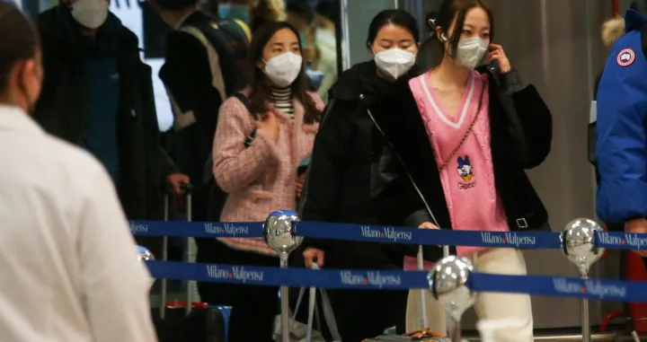 epa10382553 Travellers arriving from China line up for Covid testing in Malpensa Airport in Milan, Italy, 29 December 2022 (issued 30 December 2022). Italy on 29 December became the first European country to officially start testing for COVID-19 among people arriving from China after Beijing's announcement it was set to open its borders as new variants of the coronavirus surge in the Asian country. EPA/MATTEO BAZZI/Matteo Bazzi