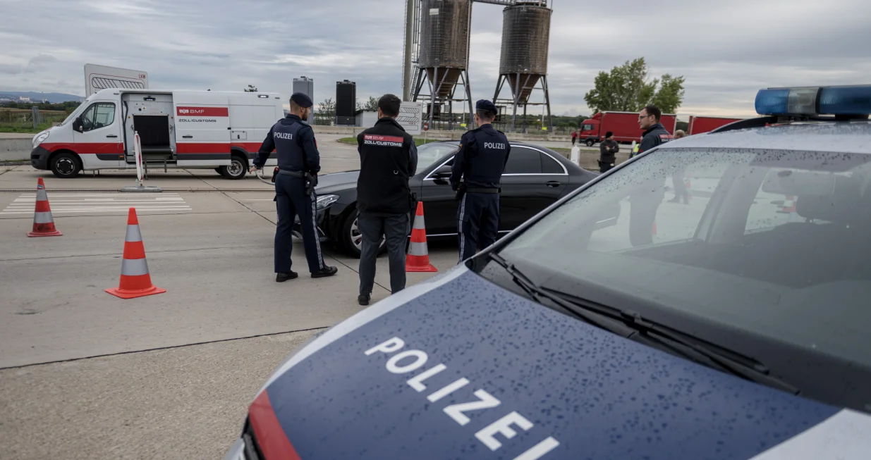 epa10213716 Austrian police officers check a vehicle in search for illegal migrants at the Austrian side of the Austrian-Slovakian border near Berg, some 60 kilometers east of Austrian capital Vienna, Austria, 29 September 2022. Austrian authorities announced they will hold random checks at several border stations to prevent human trafficking. EPA/CHRISTIAN BRUNA/Christian Bruna